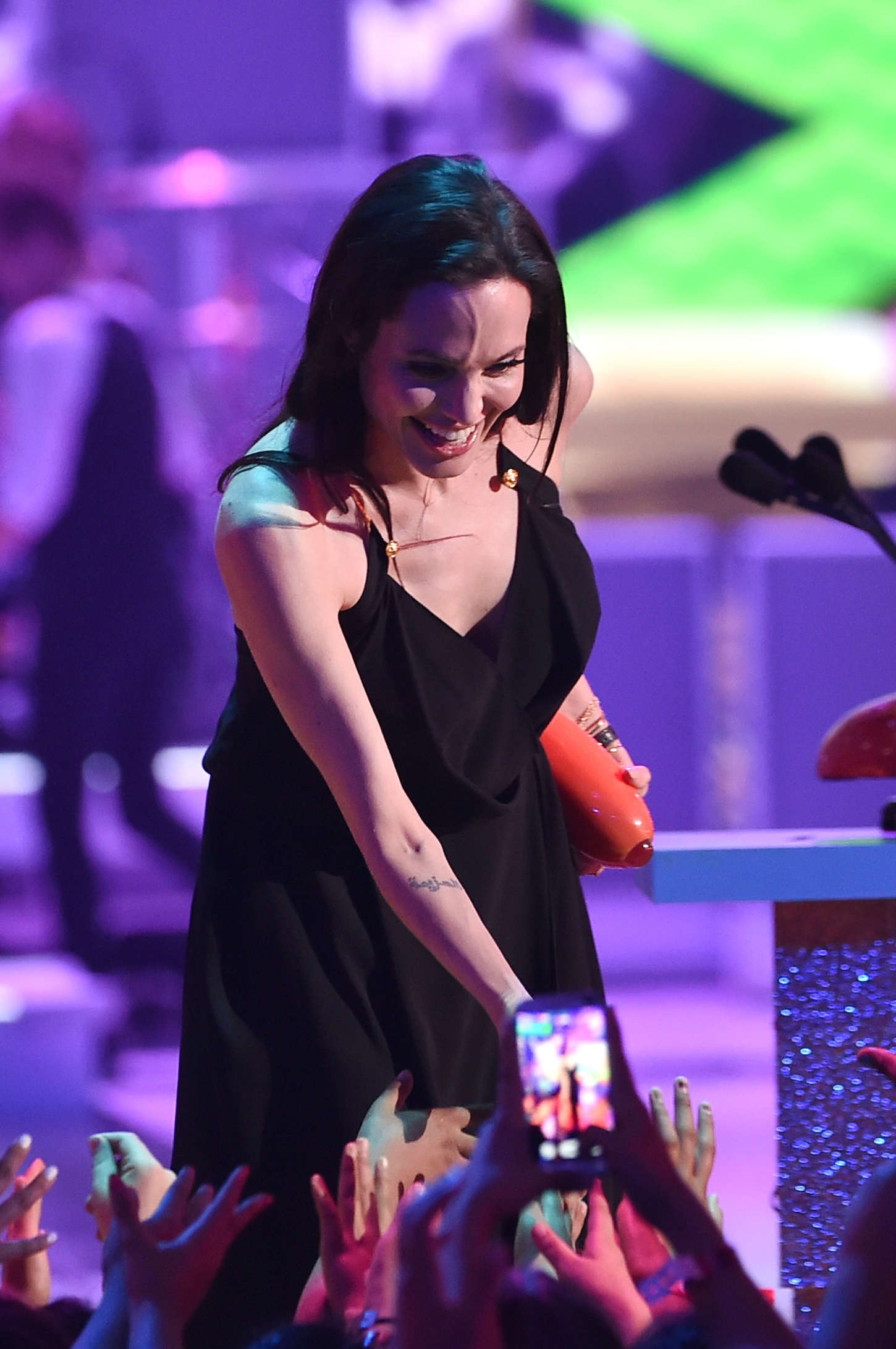 Angelina-Jolie_-2015-Nickelodeon-Kids-Choice-Awards--06.jpg