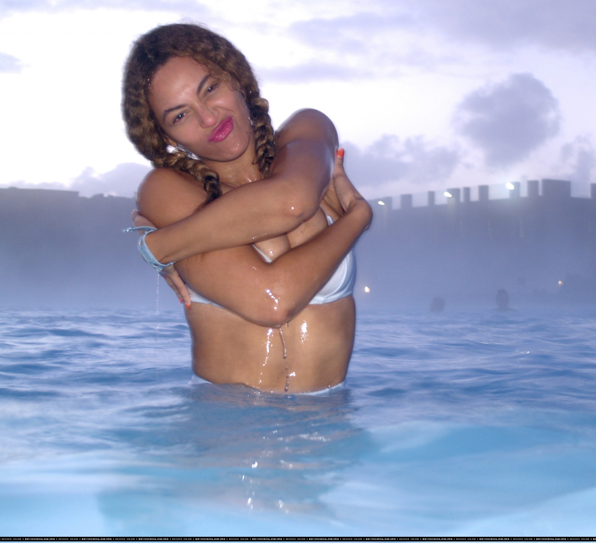 Beyonce_--_Mix_Of_Social_Network_053.jpg