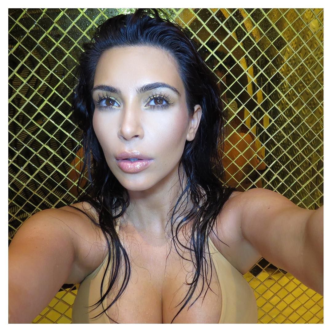 Kim_Kardashian_--_Mix_Of_Social_Network_059.jpg