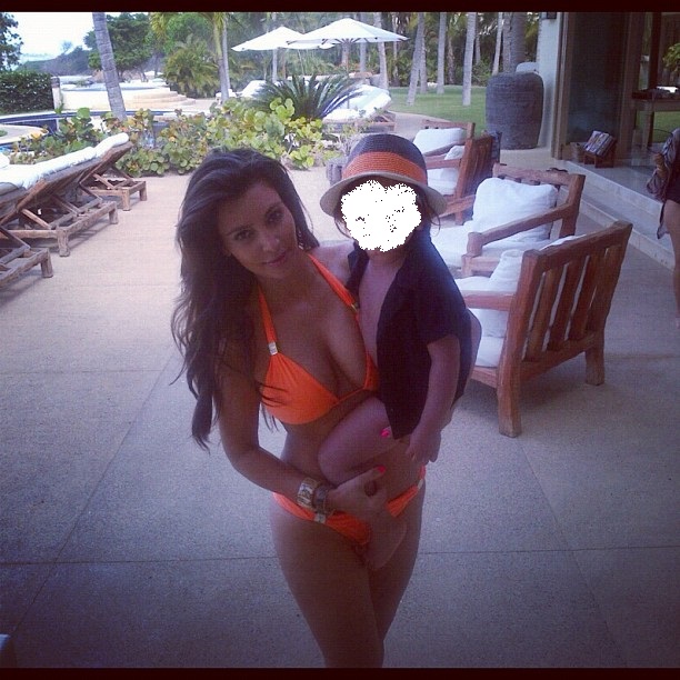 Kim_Kardashian_--_Mix_Of_Social_Network_004.jpg
