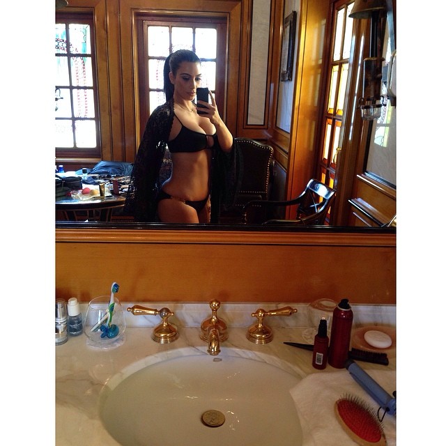 Kim_Kardashian_--_Mix_Of_Social_Network_039.jpg
