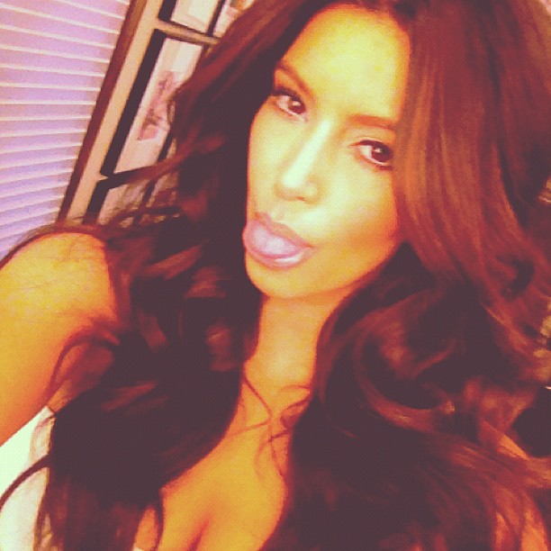 Kim_Kardashian_--_Mix_Of_Social_Network_007.jpg