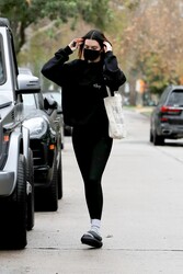 Kendall Jenner - Page 9 Bti8kp55buyf_t